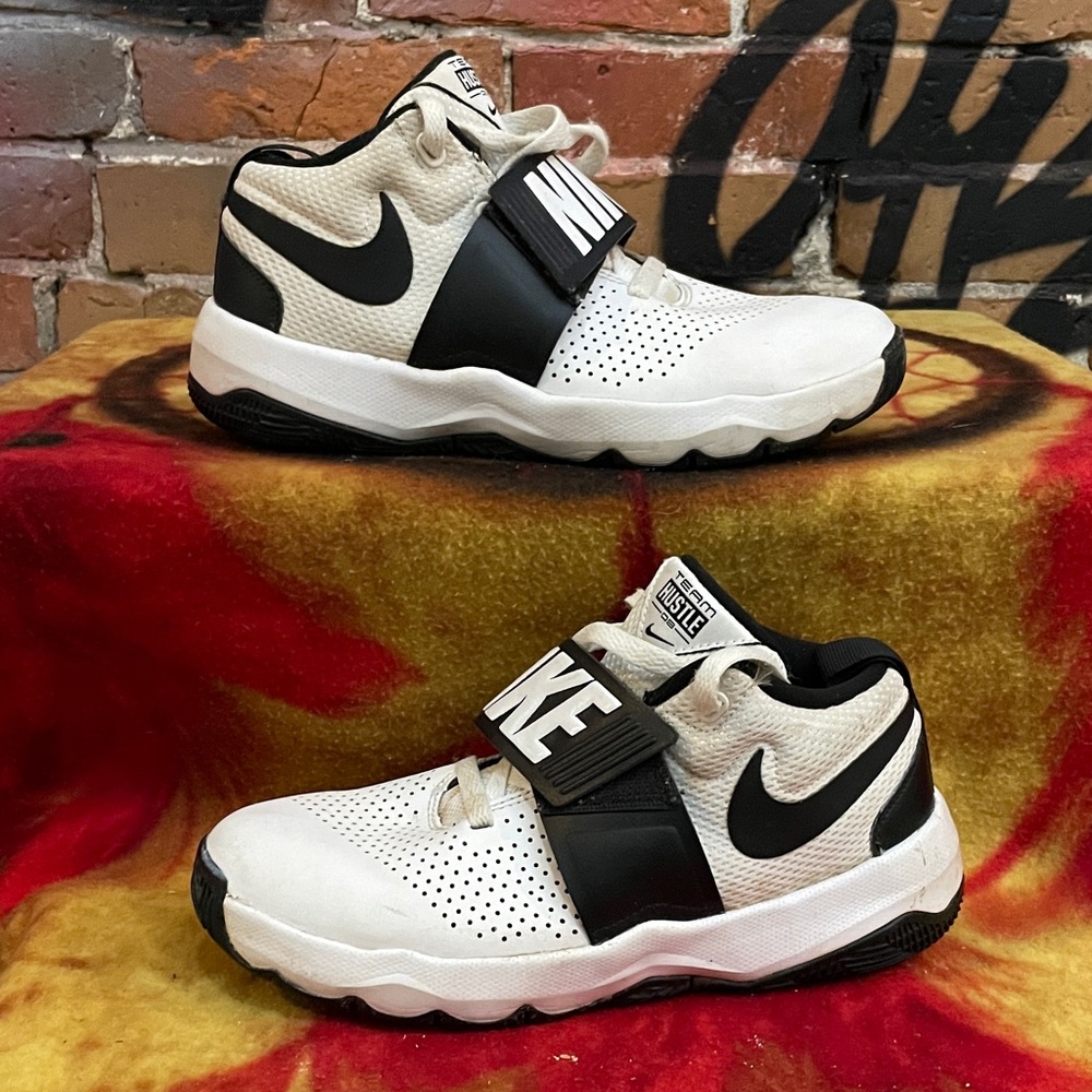 NIKE-youth ‘White Black' TEAM HUSTLE D8 (GS) lace up basketball sneaker shoes